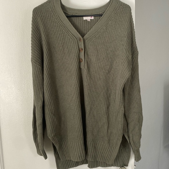 Green sweater - Picture 1 of 5